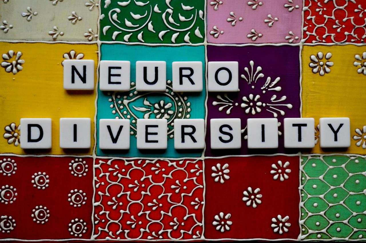 Kata Neuro University dieja dengan ubin scrabble